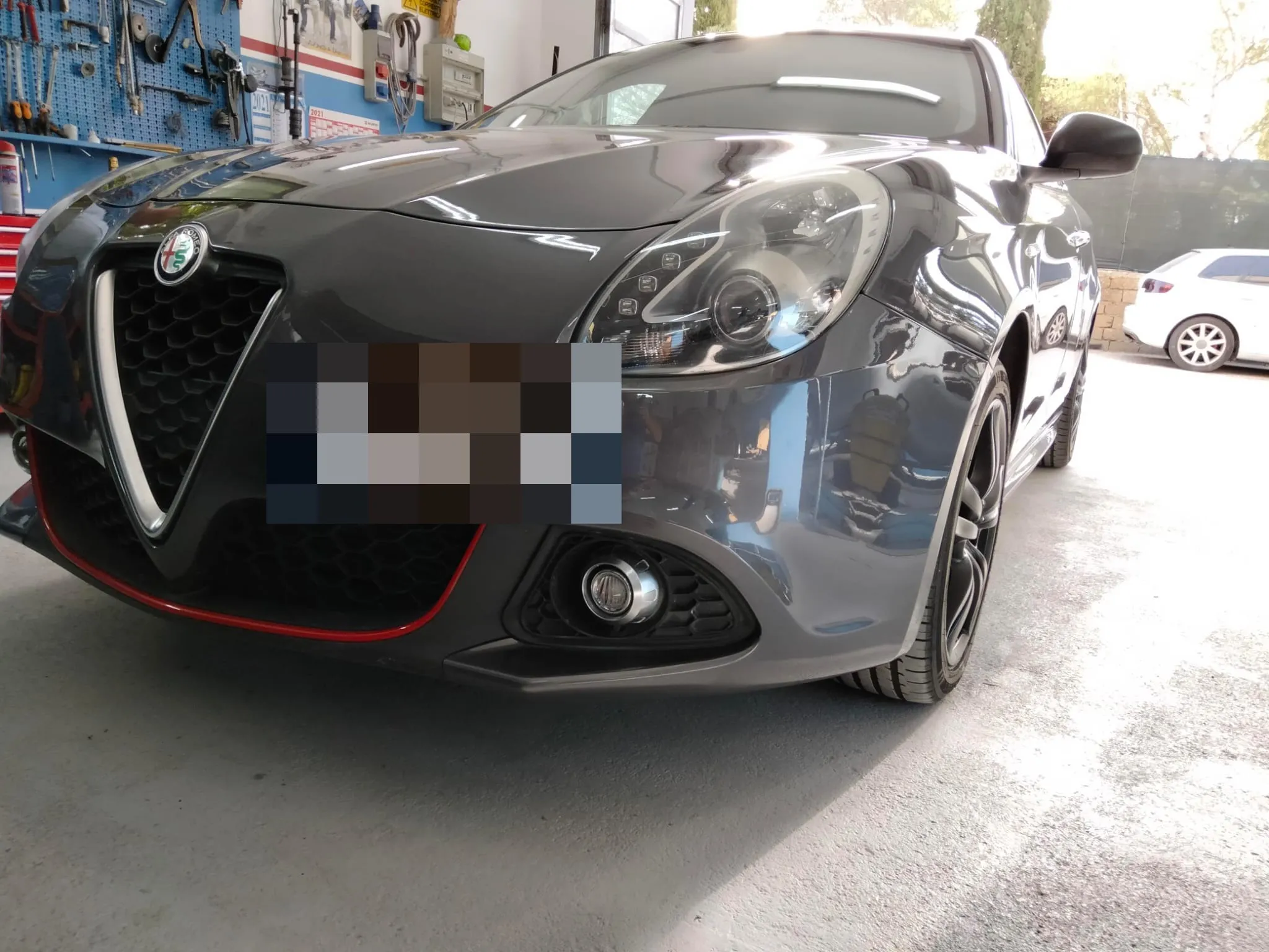 Alfa Romeo Giulietta riverniciata grigio antracite, vista frontale su strada