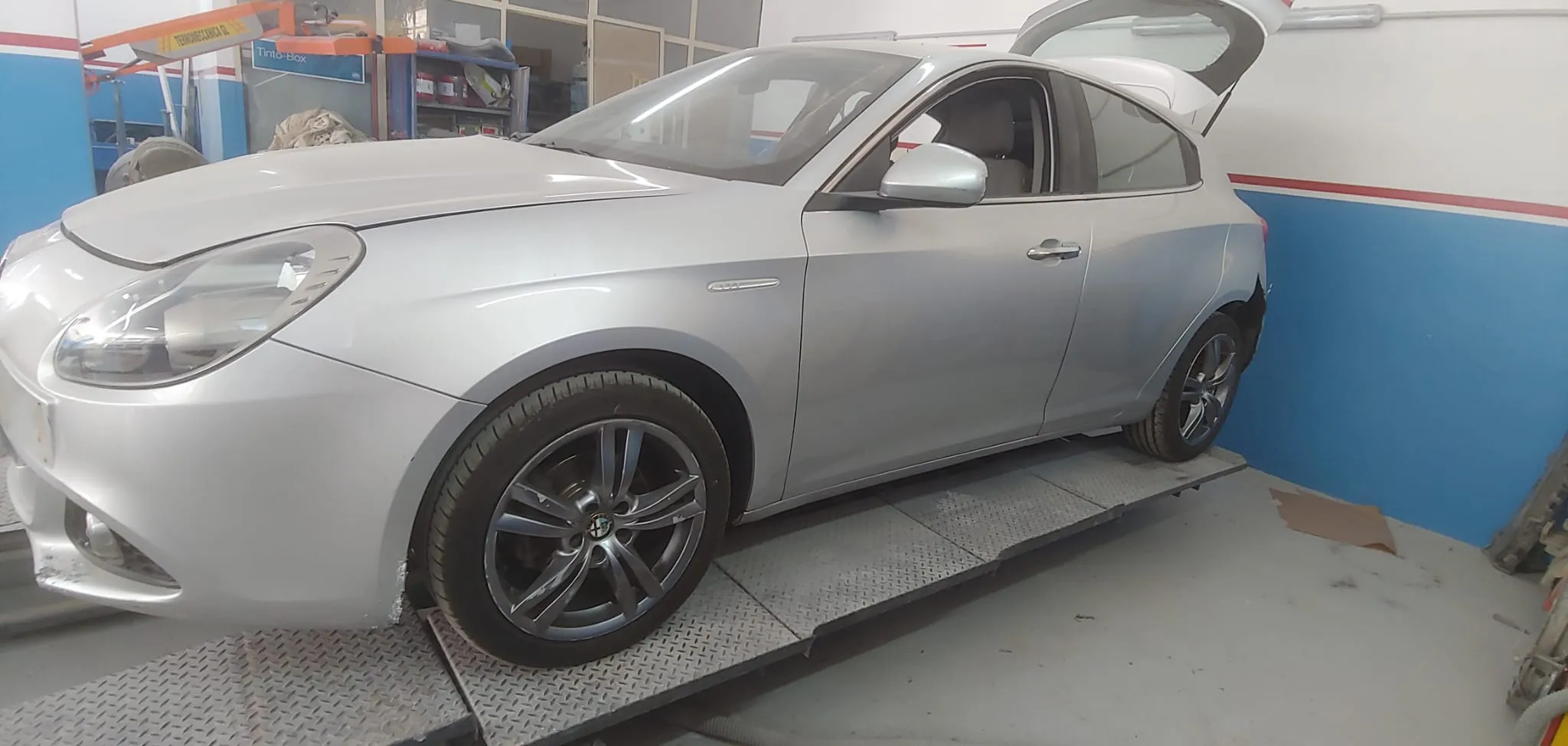 Alfa Romeo Giulietta in smontaggio, portellone posteriore aperto