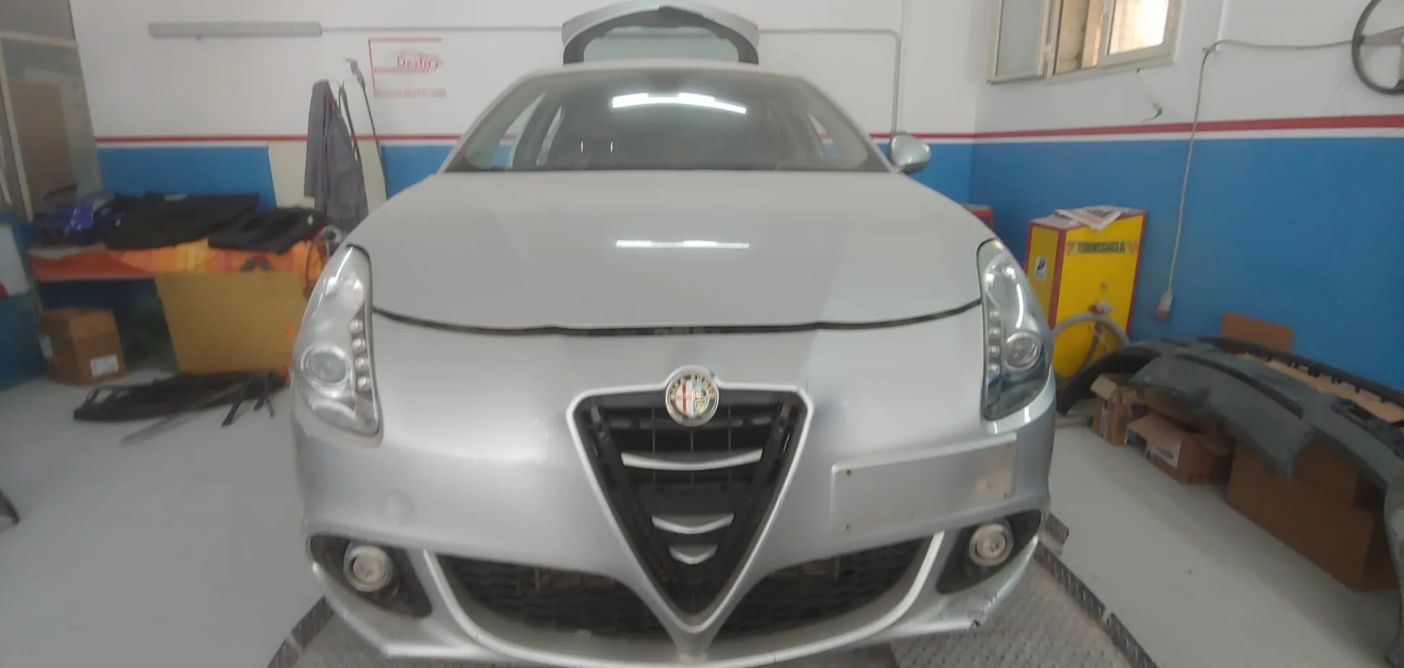 Alfa Romeo Giulietta prima della riverniciatura, vista frontale