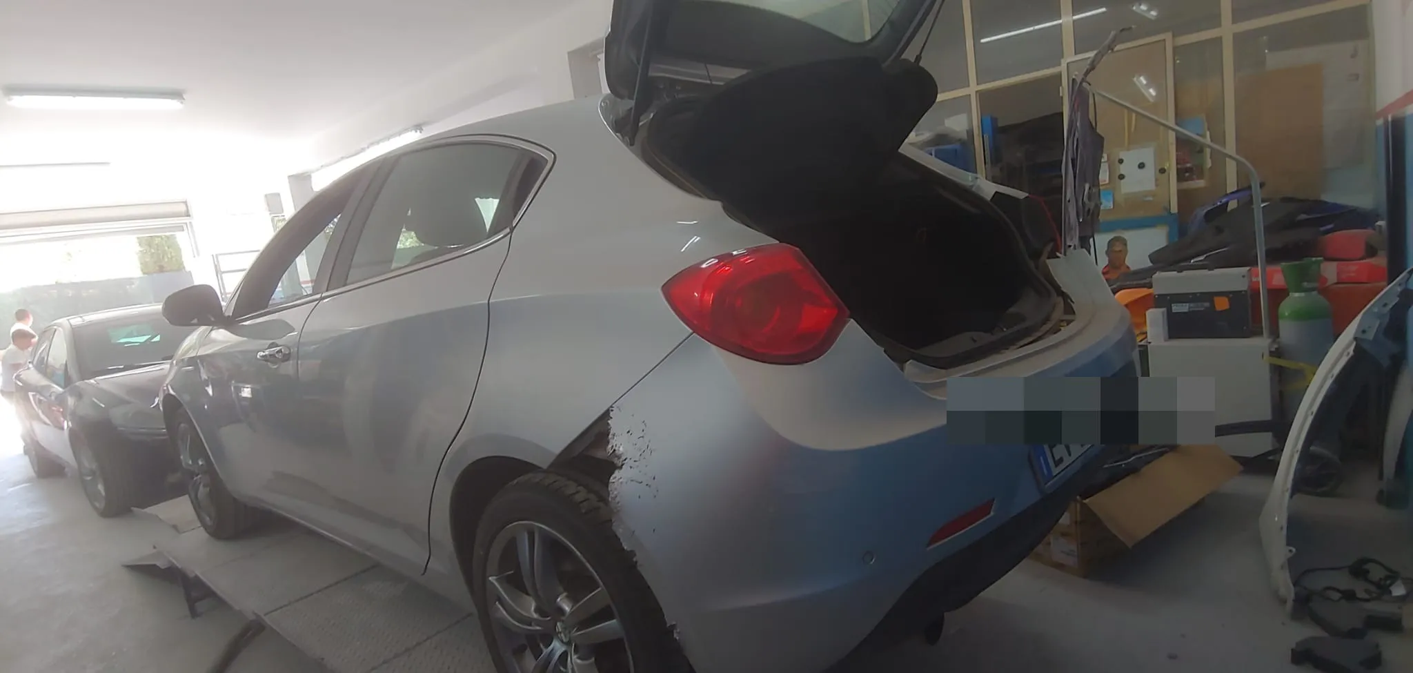 Alfa Romeo Giulietta prima della riverniciatura, vista posteriore tre quarti