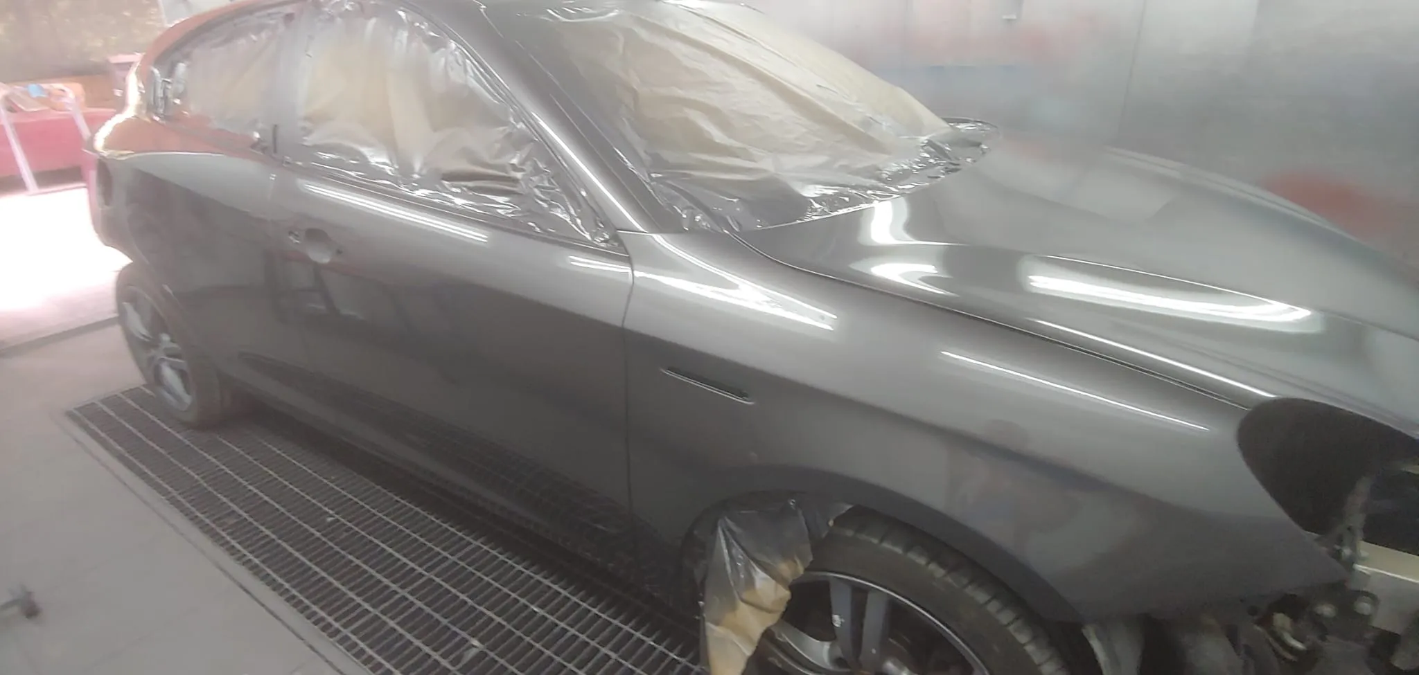 Alfa Romeo Giulietta in cabina di verniciatura con base grigia