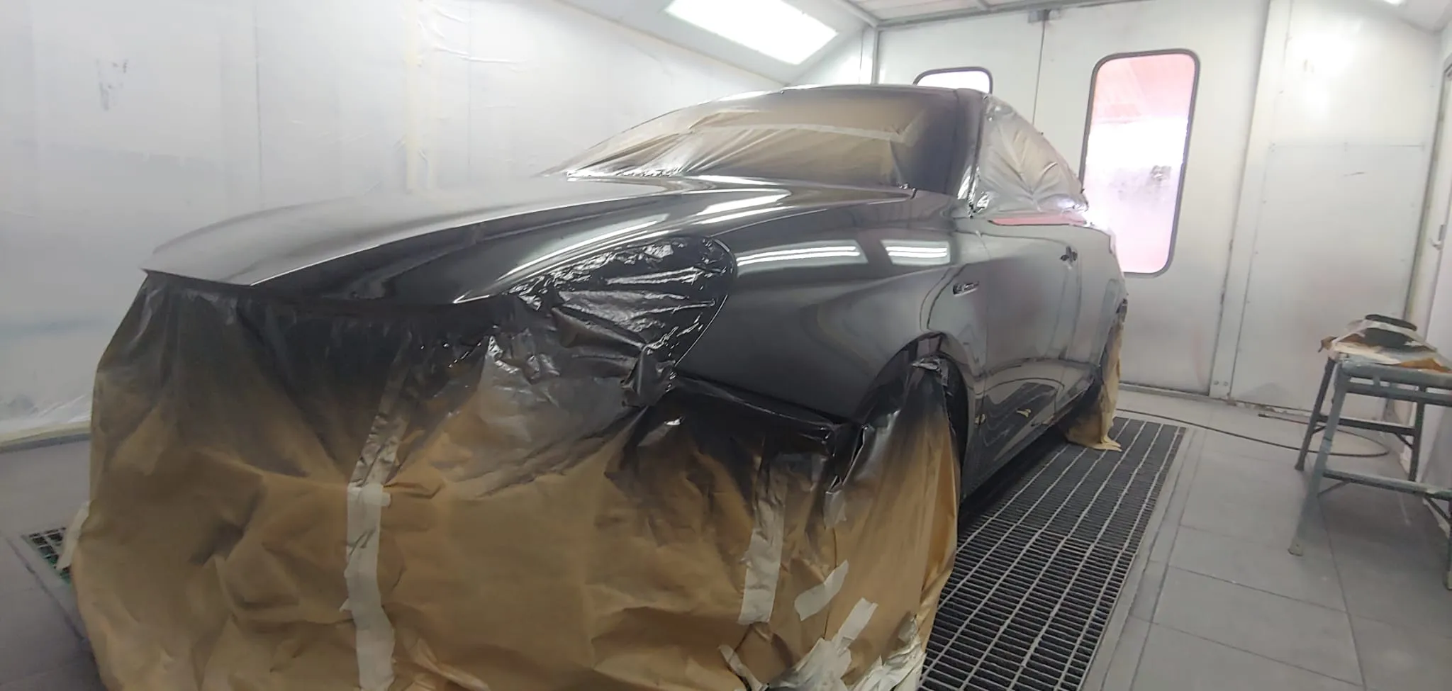 Alfa Romeo Giulietta in cabina di verniciatura, dettaglio anteriore