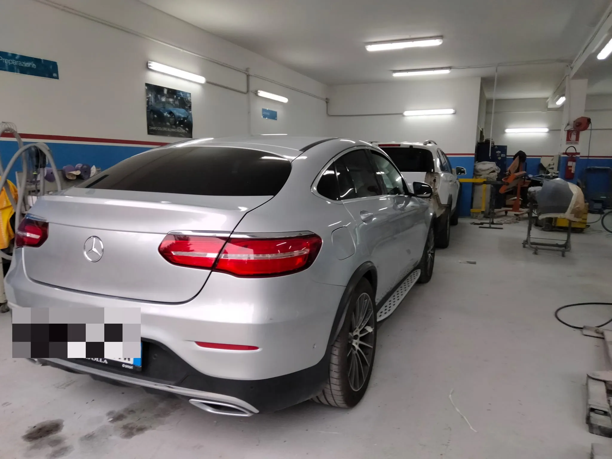 Interno officina Autocarrozzeria Destro con vettura in preparazione