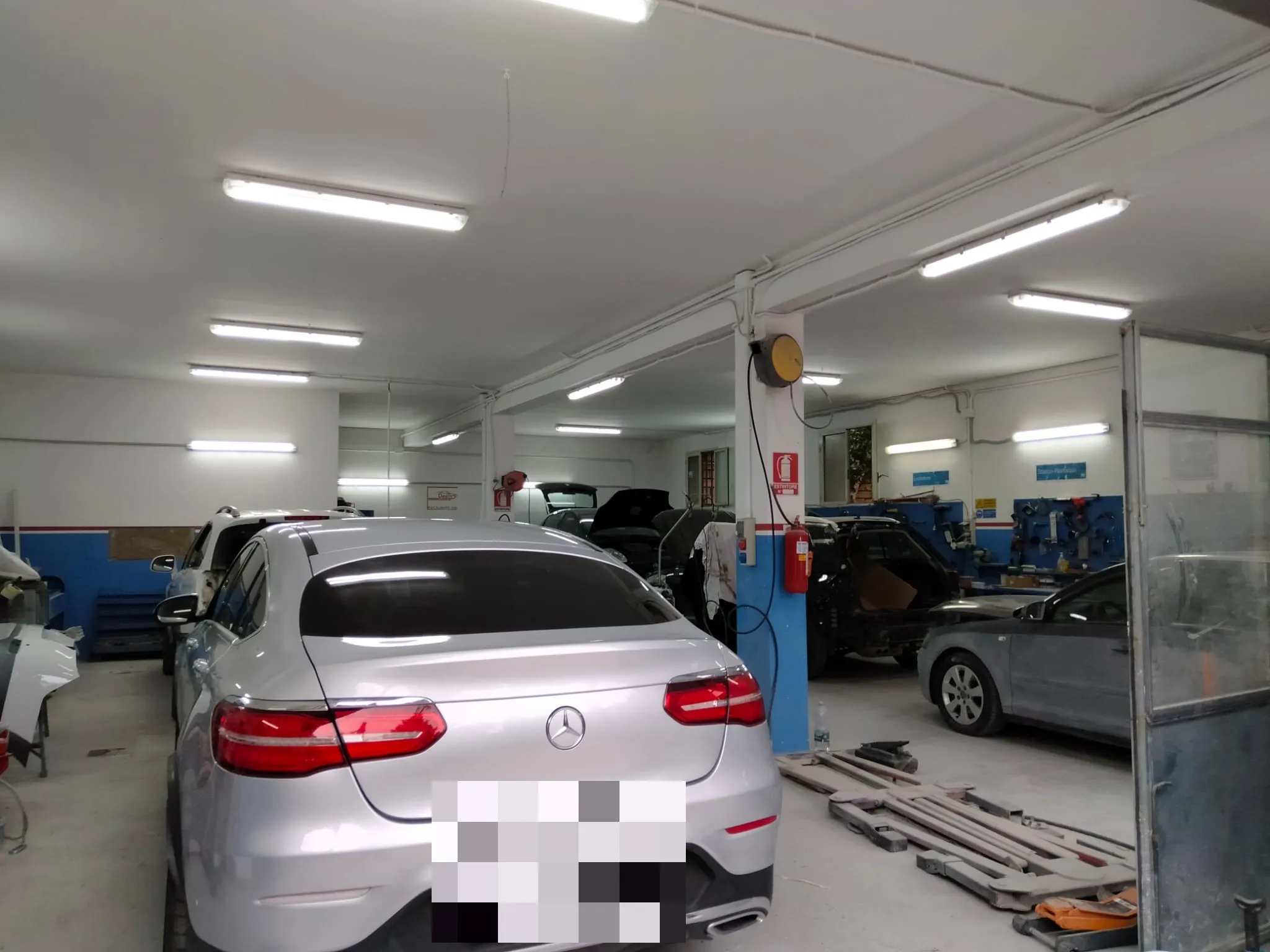 Interno dell'officina Autocarrozzeria Destro ad Agrigento