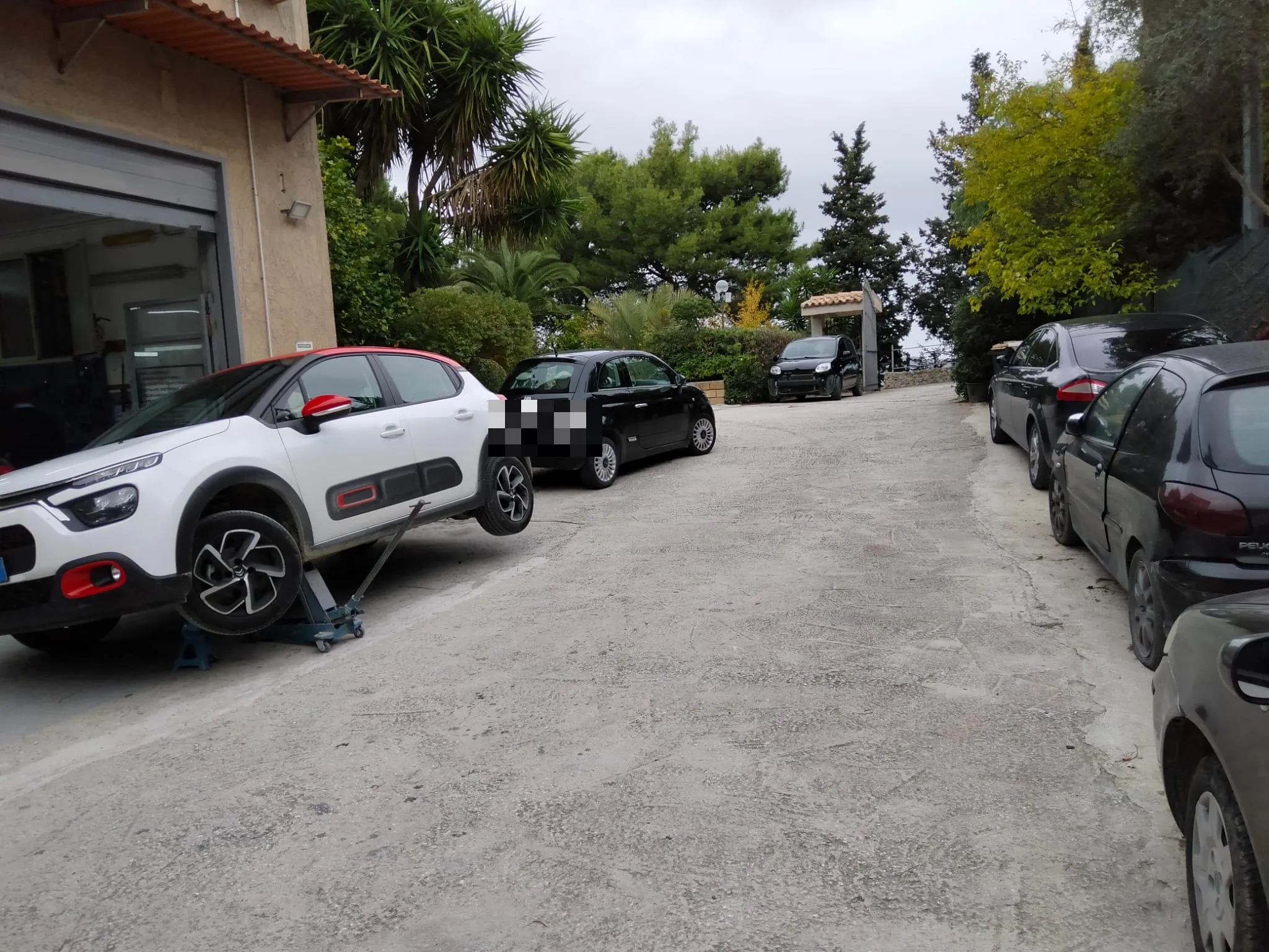 Piazzale esterno di Autocarrozzeria Destro ad Agrigento