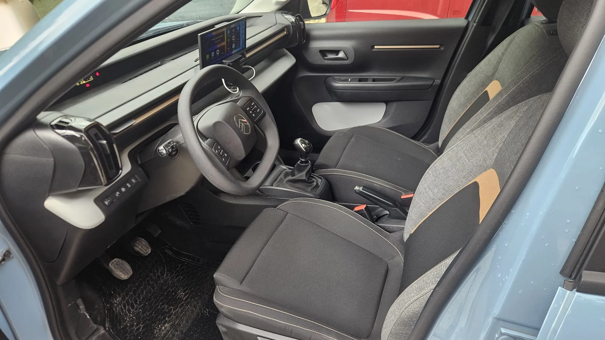 Interni Citroën C3 Aircross: plancia, cambio manuale, touchscreen con Apple CarPlay e cruscotto digitale