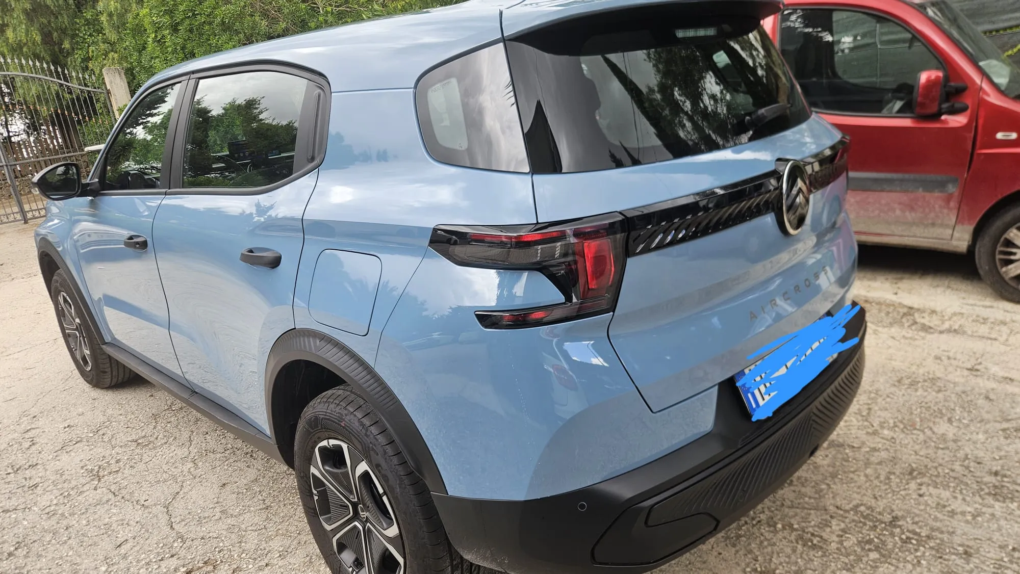 Citroën C3 Aircross, vista posteriore tre quarti con barra luminosa a LED e cerchi in lega