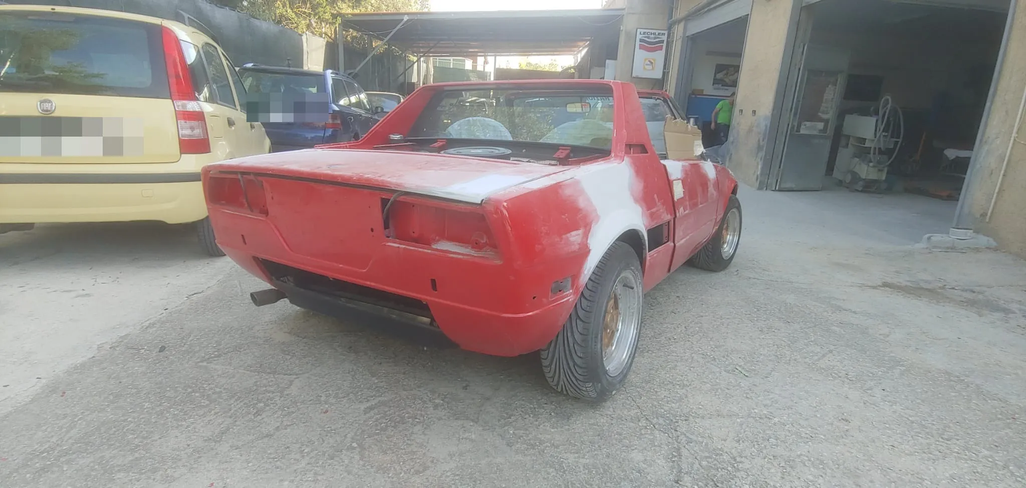 Fiat X1/9 d'epoca prima del restauro, carrozzeria originale sbiadita