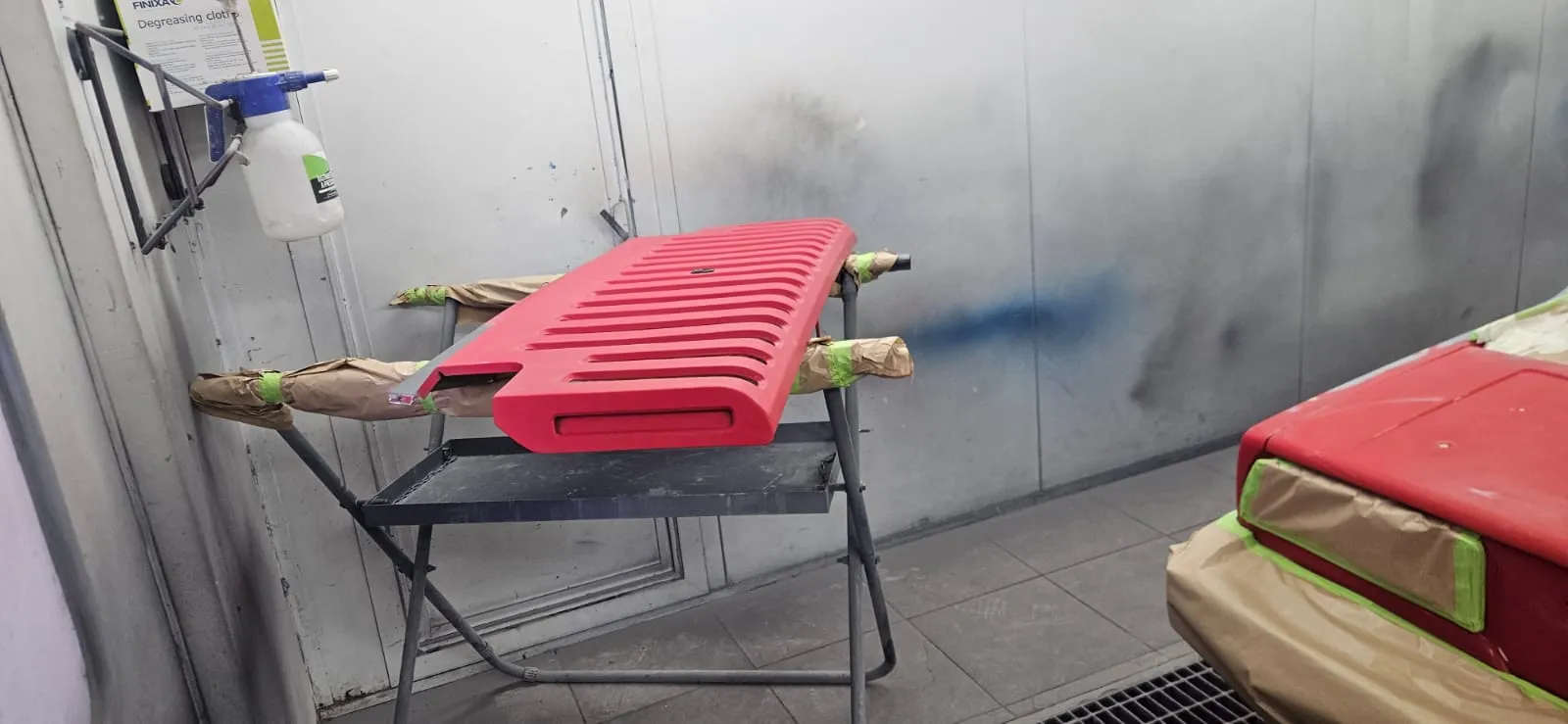 Paraurti della Fiat X1/9 in fase di verniciatura durante il restauro