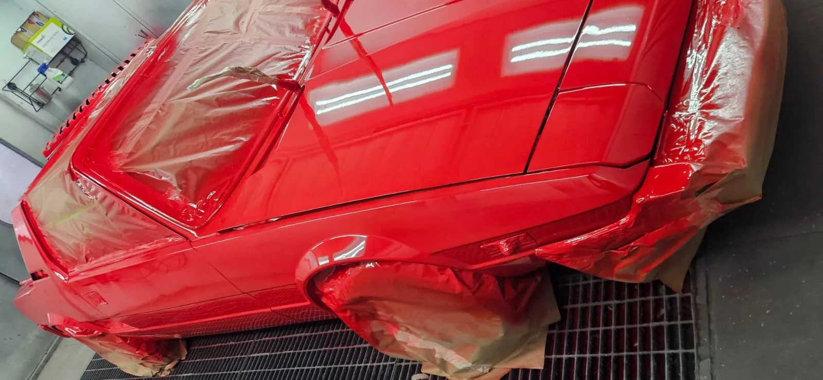 Fiat X1/9 in cabina di verniciatura, carrozzeria rossa lucida