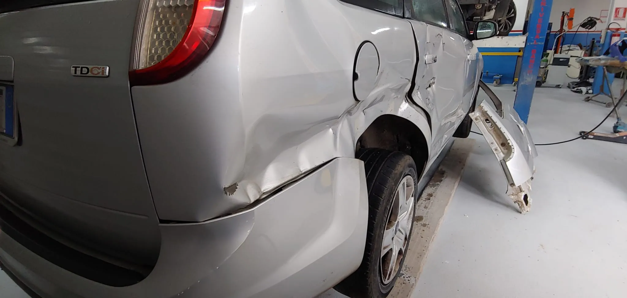 Ford Focus, danno grave al quarto posteriore con passaruota deformato