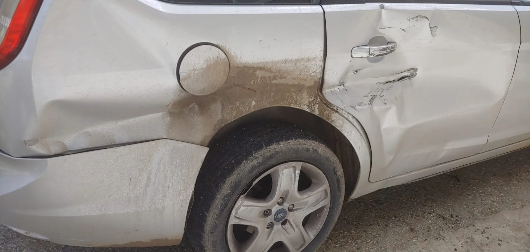 Ford Focus, ammaccatura e graffi sulla portiera