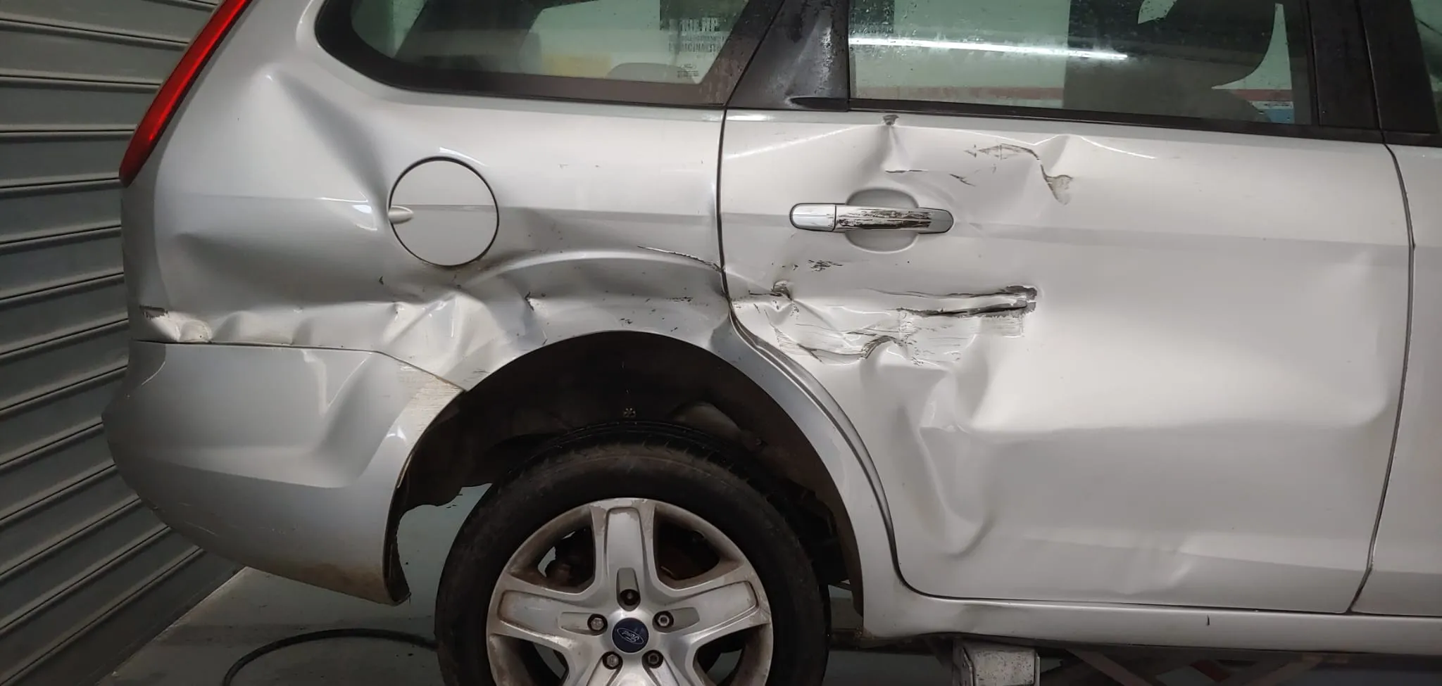 Ford Focus, danno profondo sulla portiera posteriore prima della riparazione
