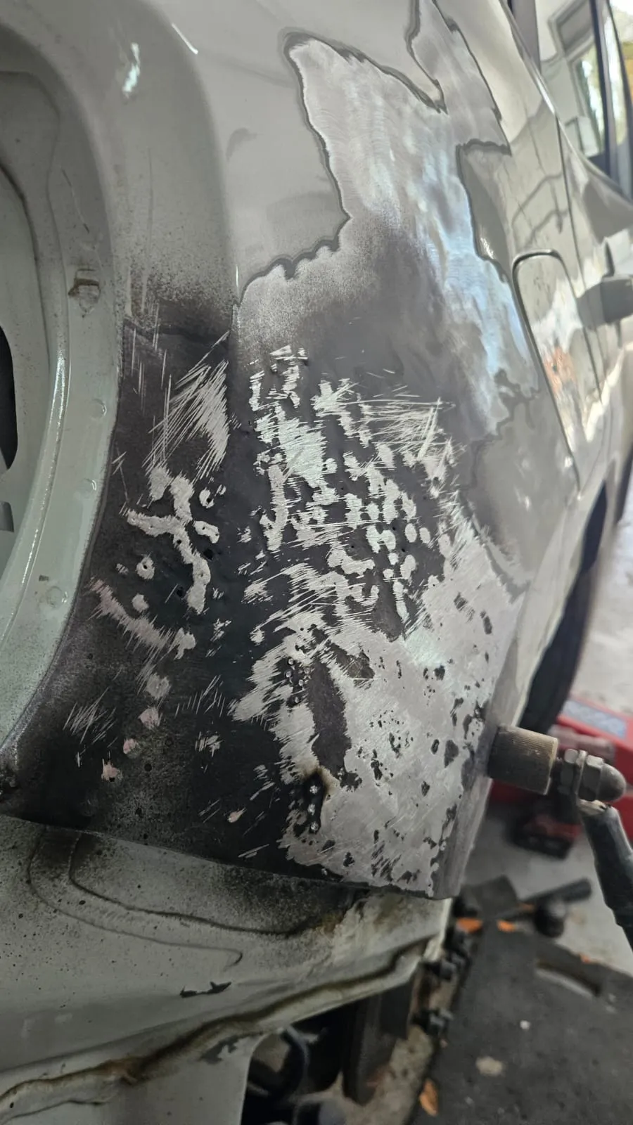 Jeep Renegade, pannello in fase di stuccatura e carteggiatura