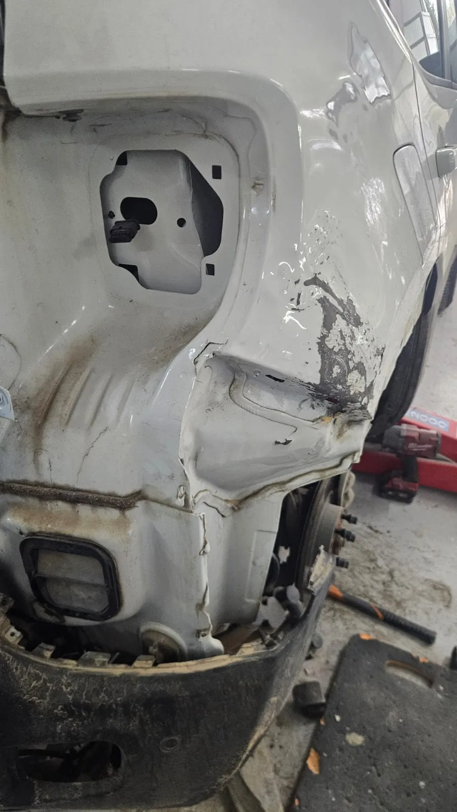 Jeep Renegade bianca con graffio profondo fino alla lamiera