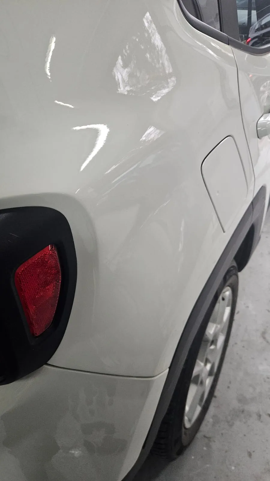 Jeep Renegade bianca, pannello riparato senza traccia del graffio