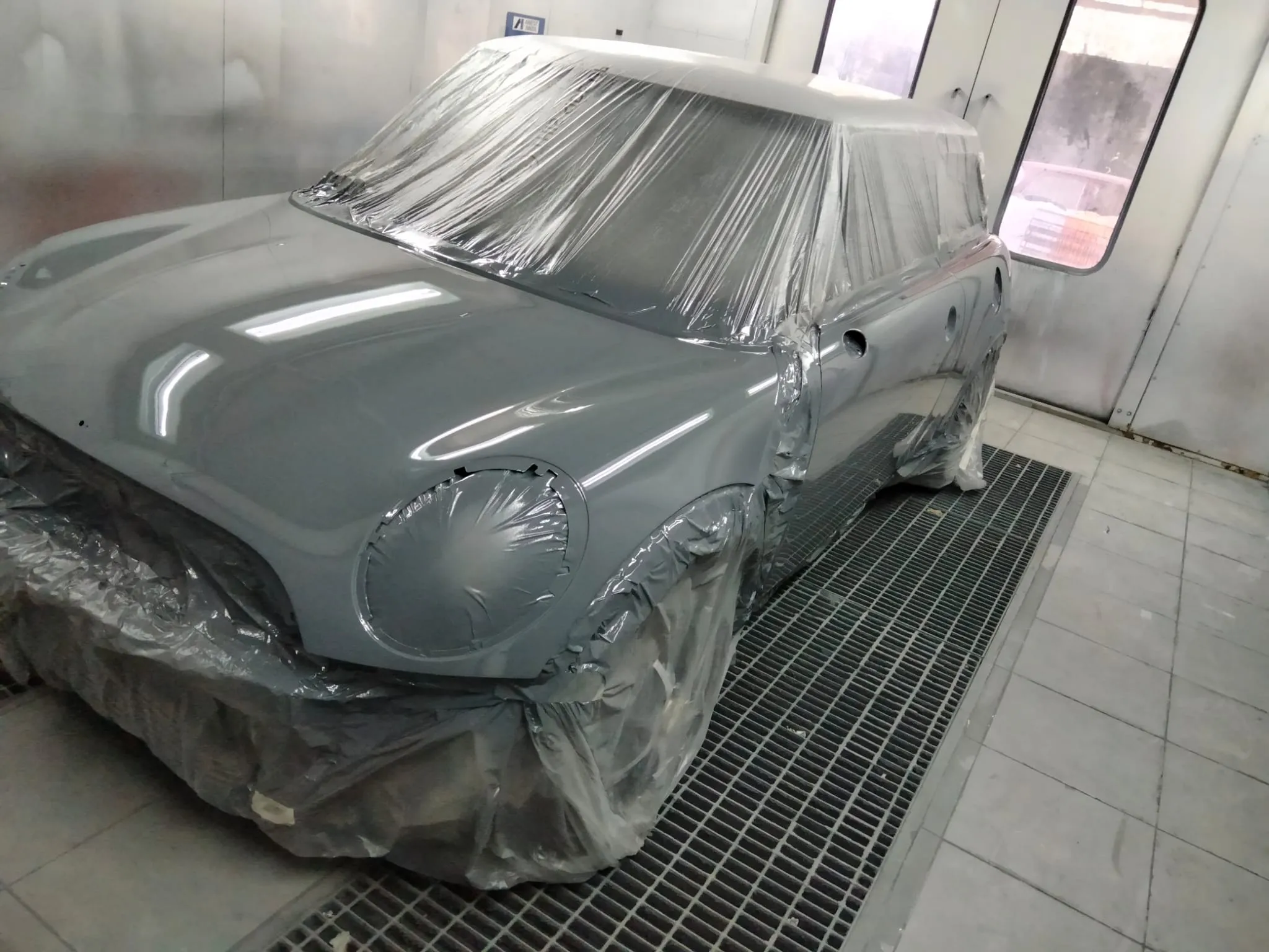 Mini Cooper in cabina di verniciatura, nuova base grigia