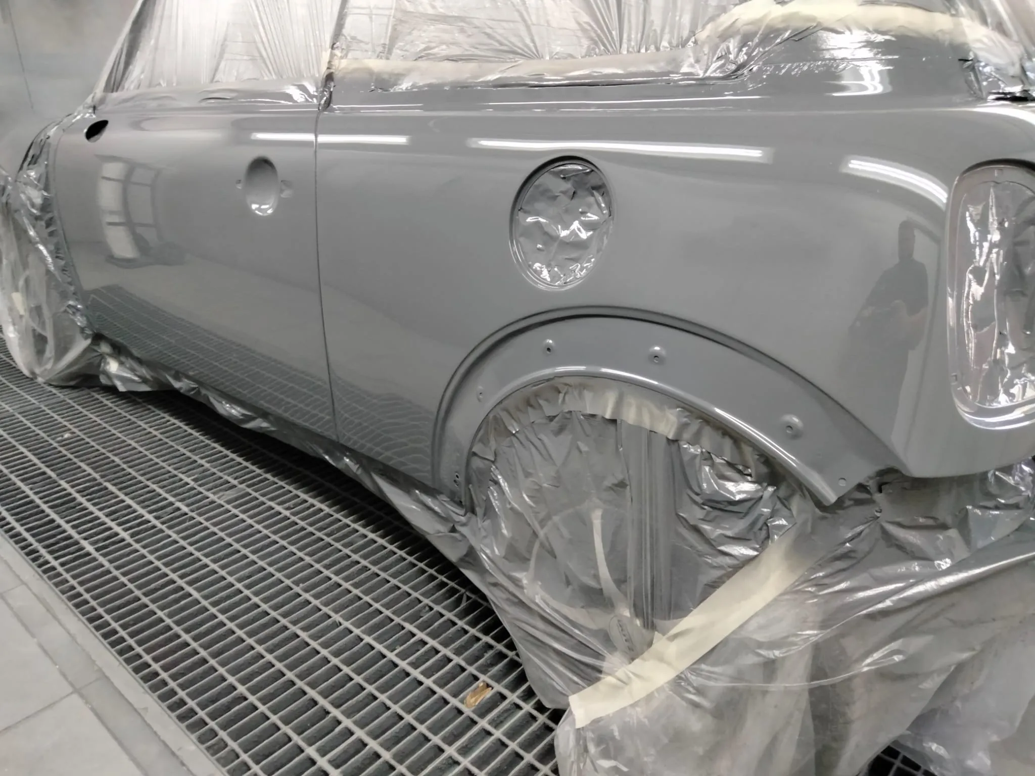 Mini Cooper in cabina di verniciatura, dettaglio portiera grigia