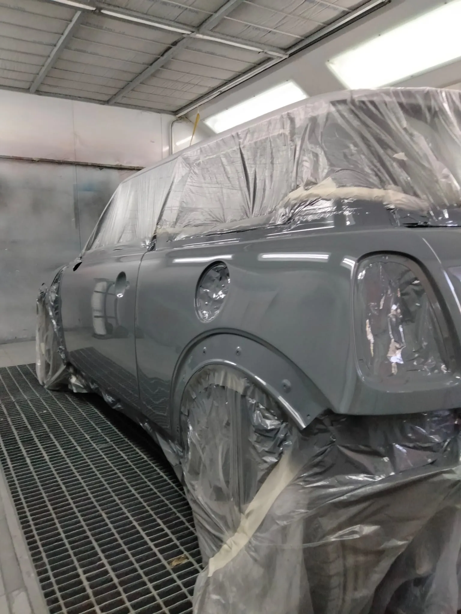 Mini Cooper in cabina di verniciatura, vista posteriore tre quarti