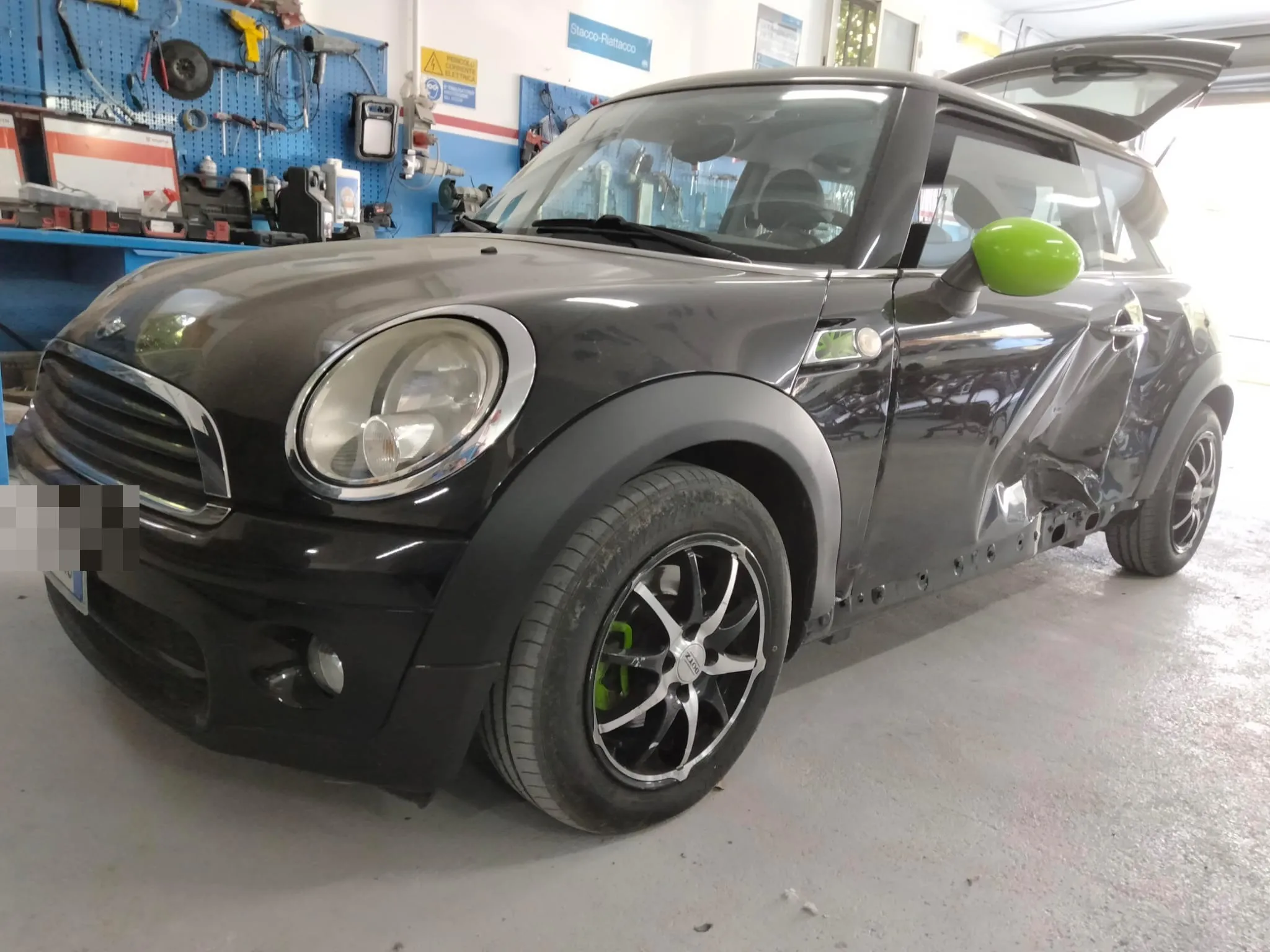Mini Cooper nera prima della riparazione, vista frontale