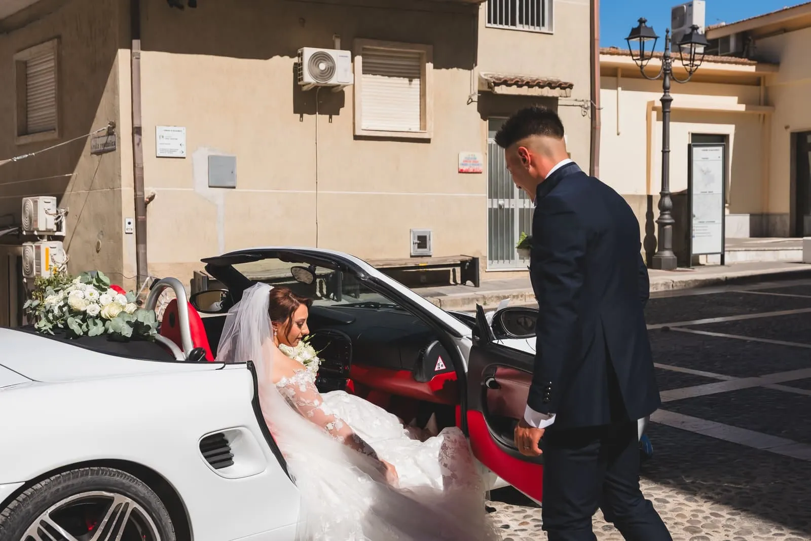 Porsche Boxster restaurata protagonista a un matrimonio nel centro storico di Racalmuto
