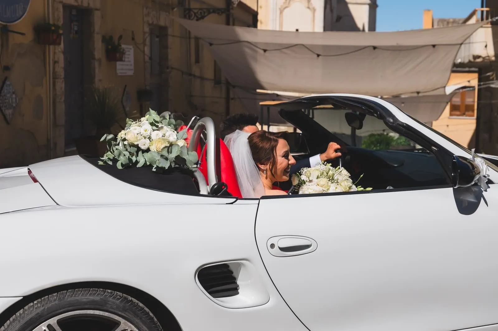 Porsche Boxster parcheggiata tra i vicoli del centro storico durante un evento