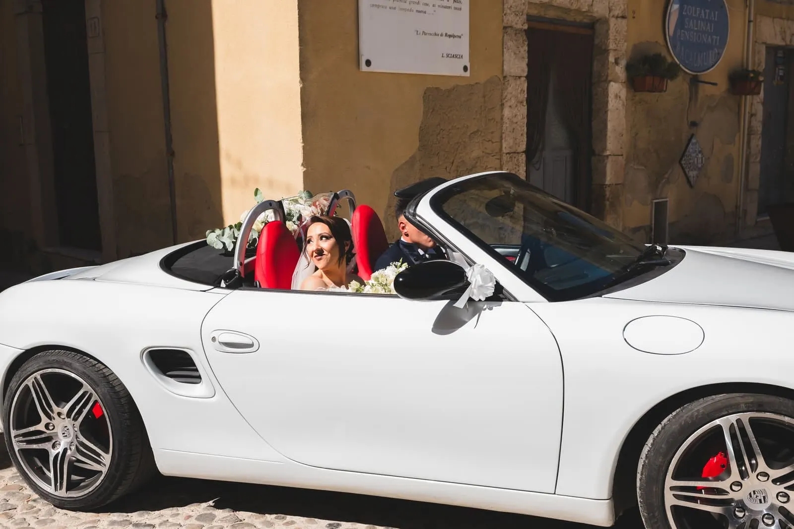 Porsche Boxster restaurata in piazza durante un evento in Sicilia
