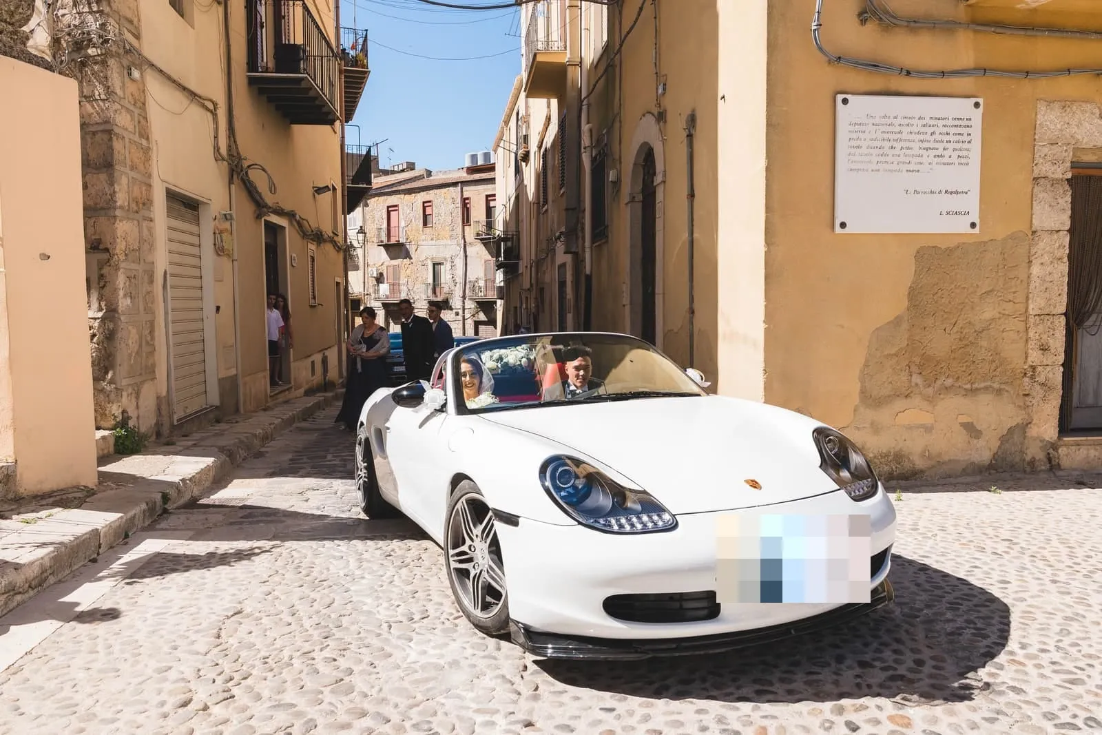 Porsche Boxster restaurata, ripresa larga della via del centro storico