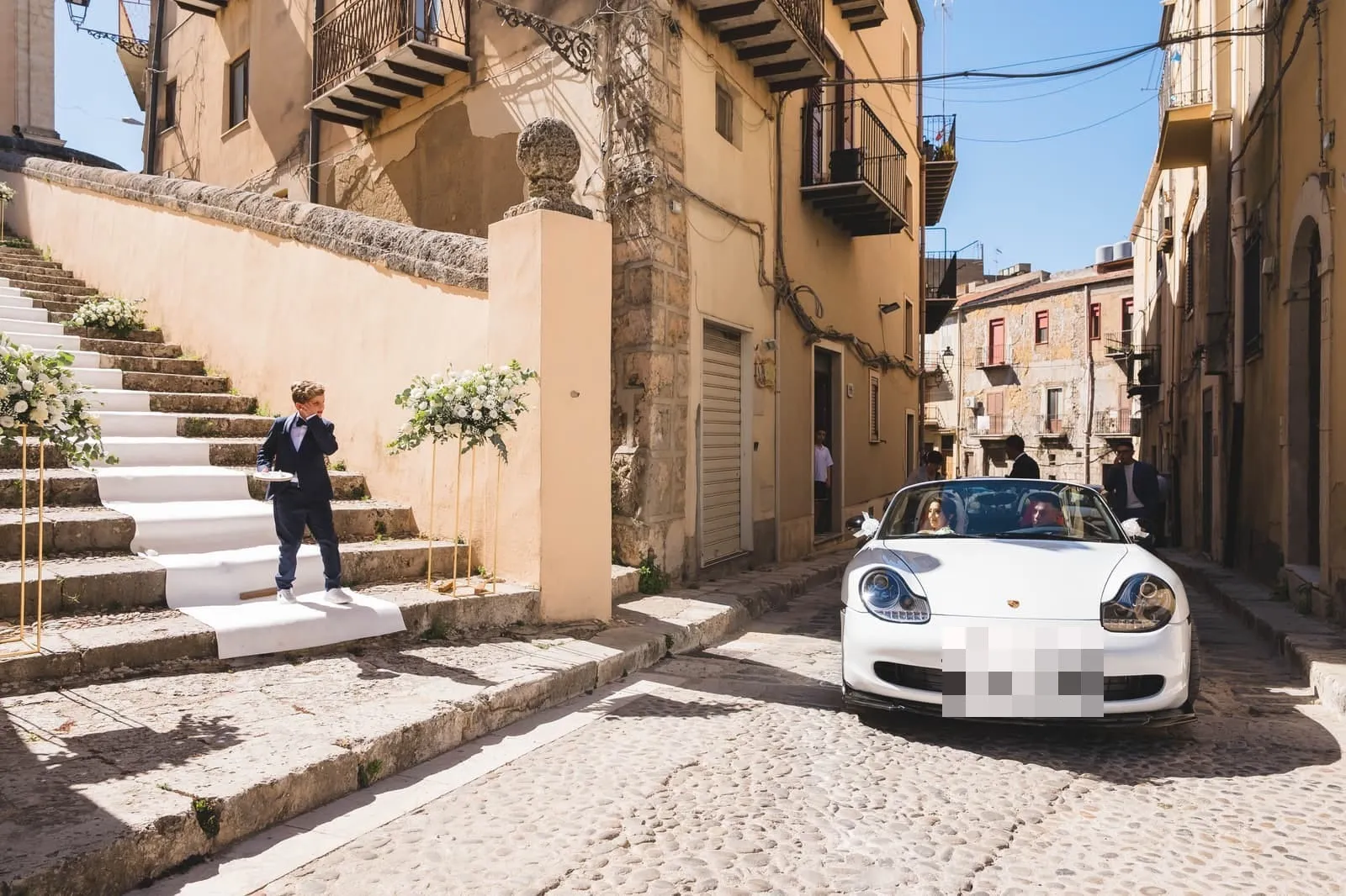 Porsche Boxster restaurata a un evento, vista laterale