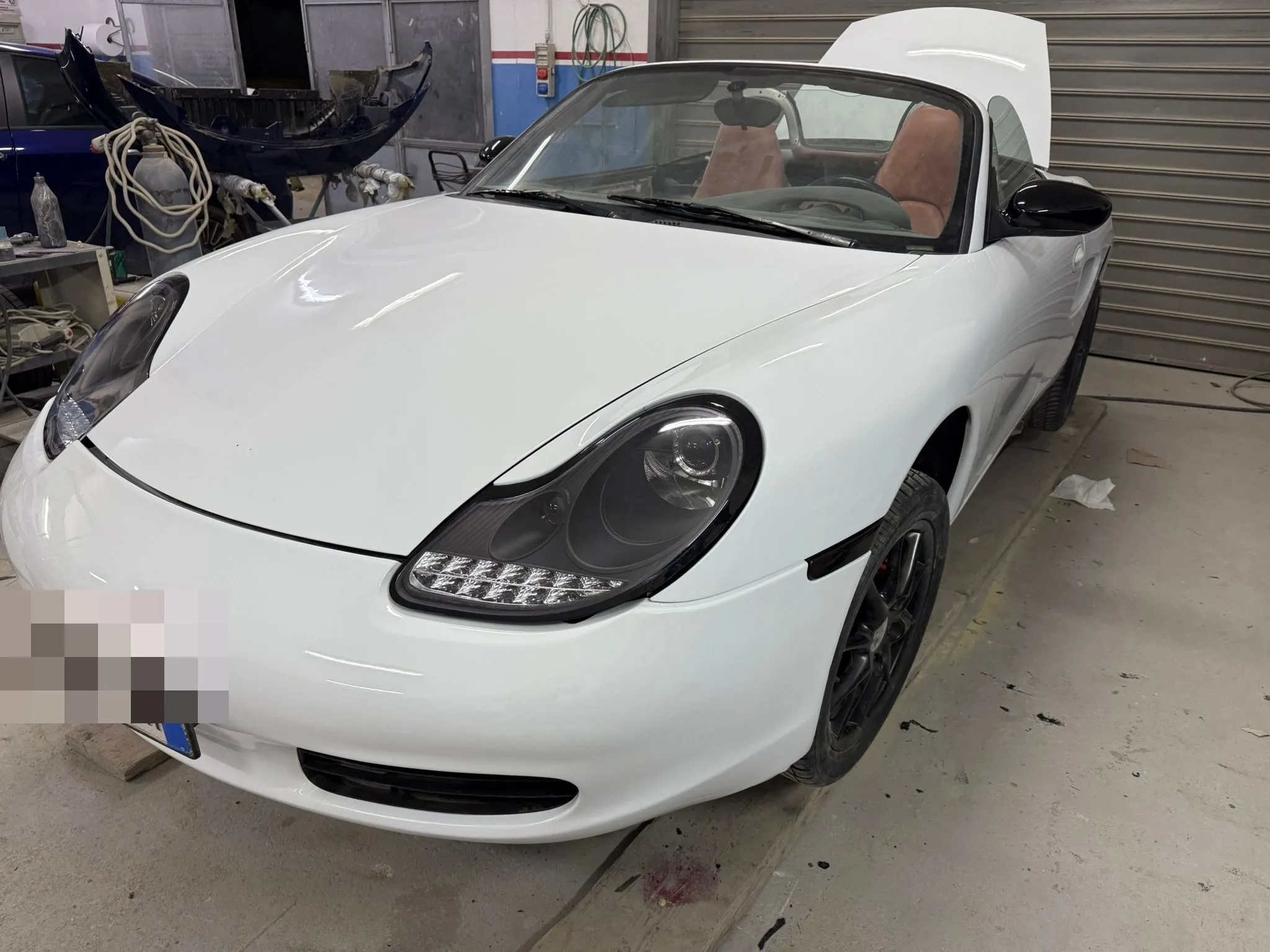 Porsche Boxster restaurata, vista frontale a tetto abbassato — Autocarrozzeria Destro Racalmuto