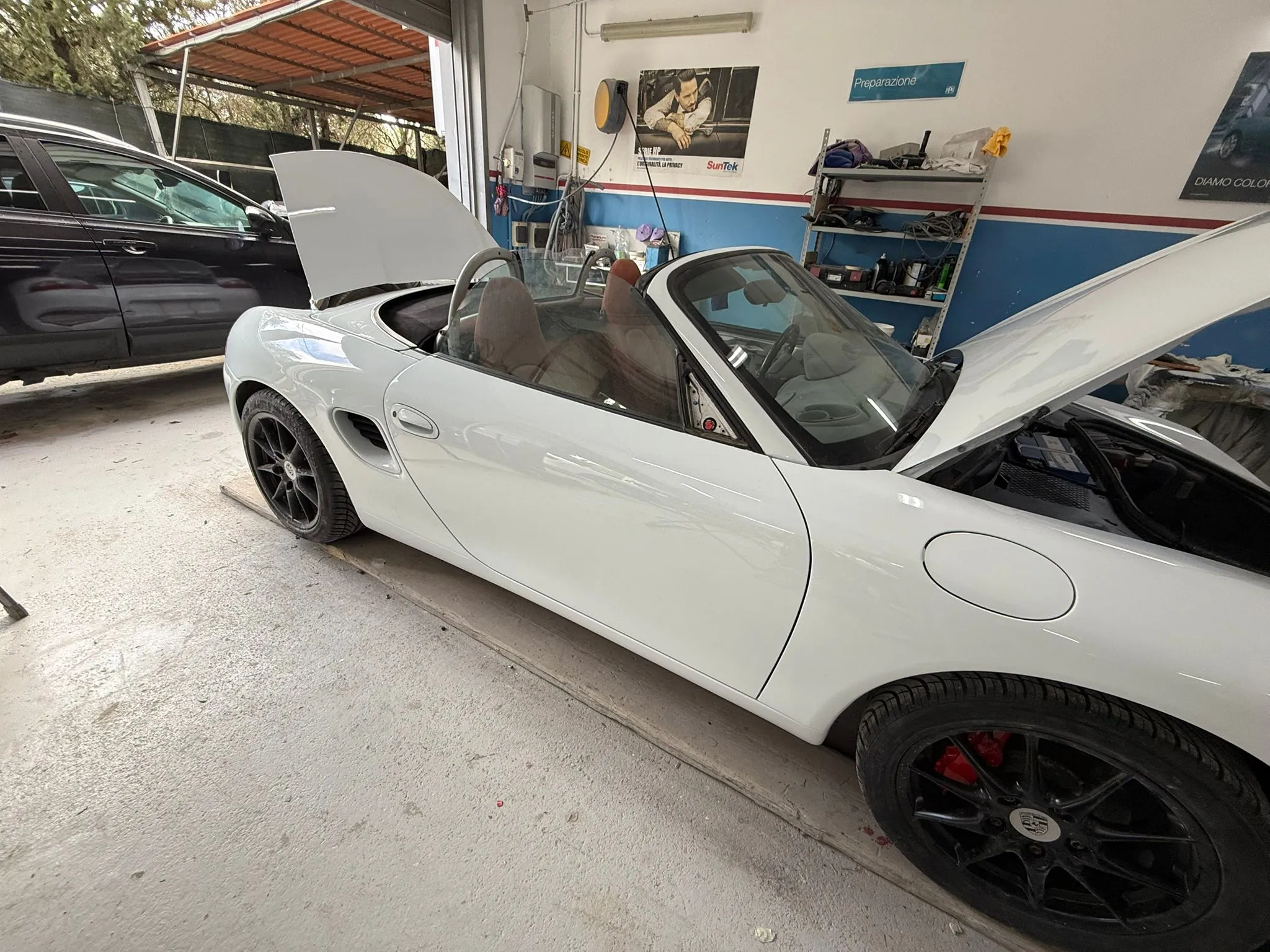 Porsche Boxster restaurata, profilo laterale con vernice argento lucida