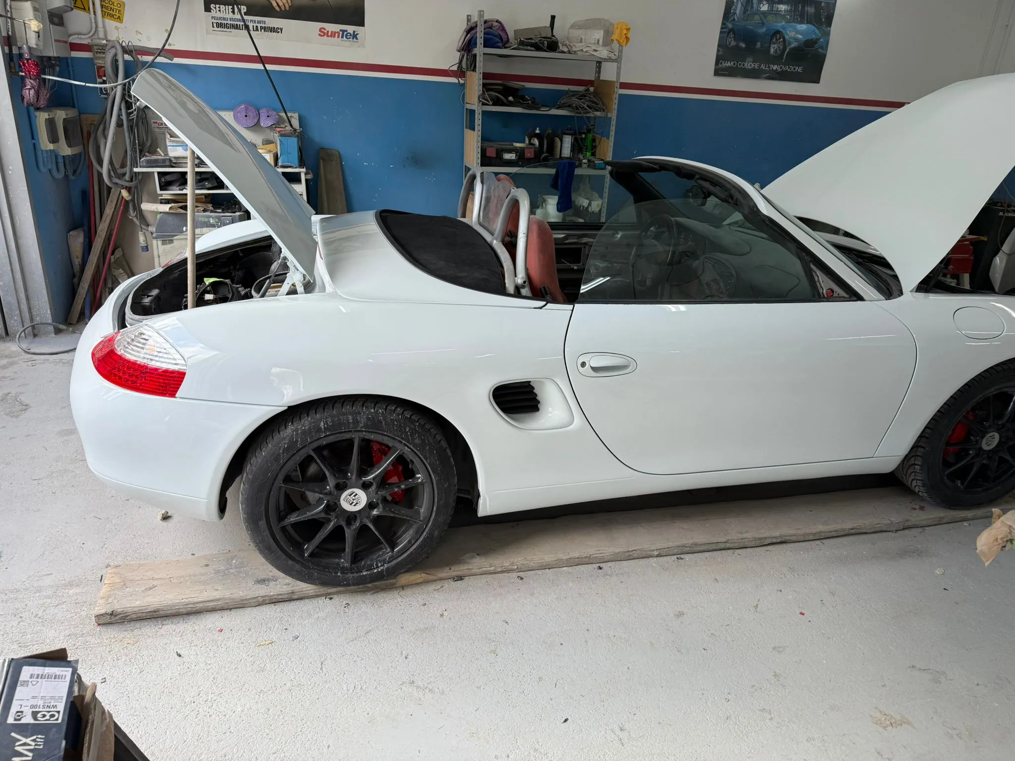 Porsche Boxster restaurata, vista posteriore tre quarti