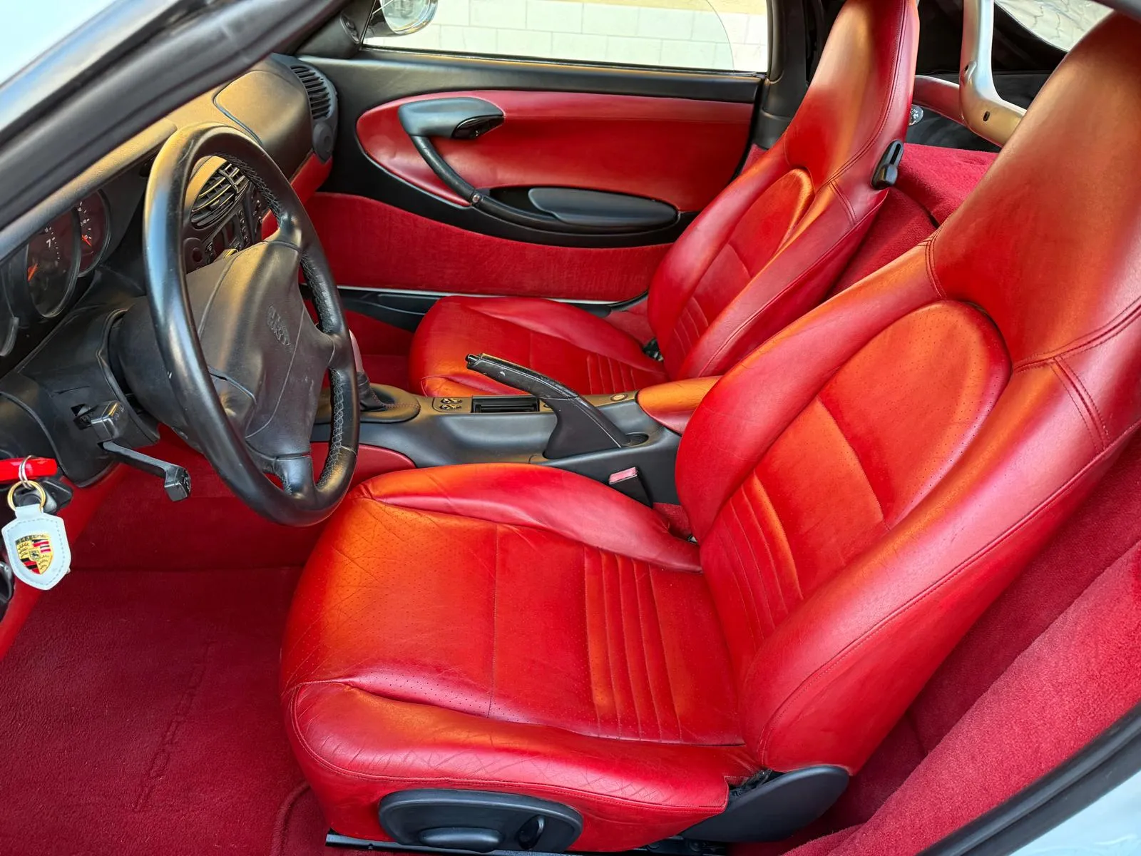 Porsche Boxster restaurata, carrozzeria lucida al sole