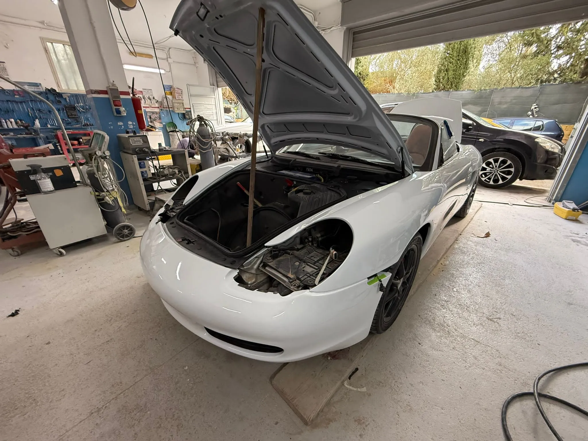 Porsche Boxster restaurata, vista generale nel piazzale