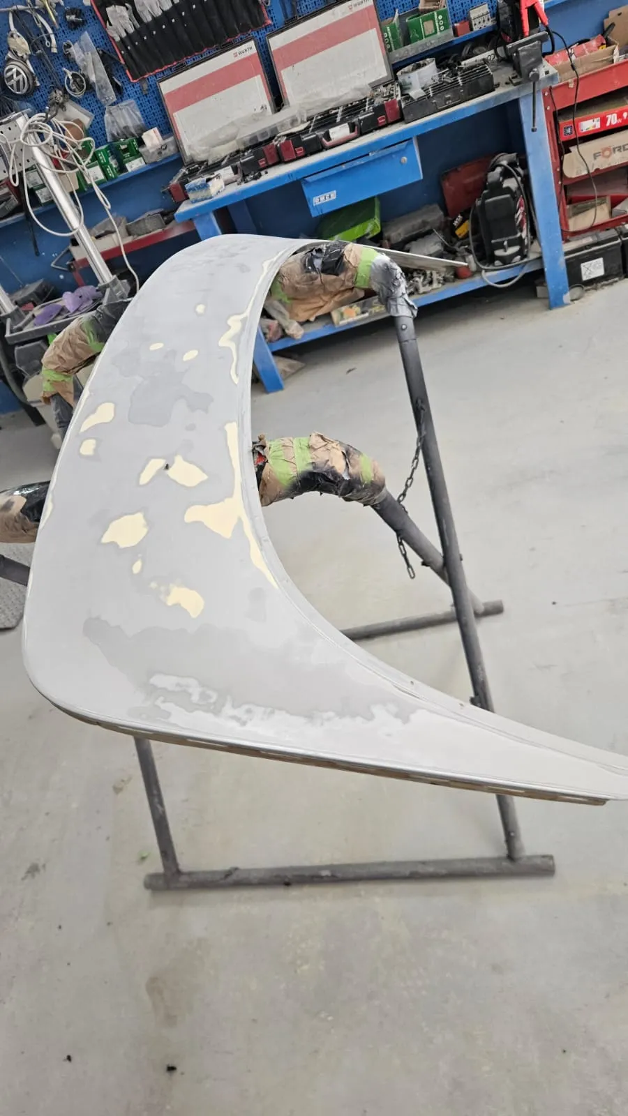 Porsche Boxster in primer grigio, vista frontale con ruote protette