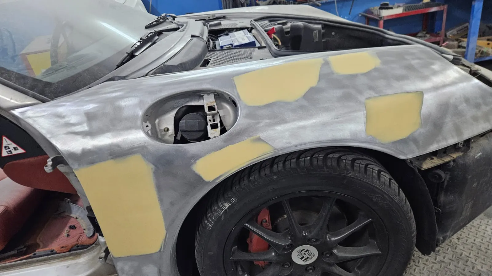 Porsche Boxster in primer grigio, vista tre quarti anteriore