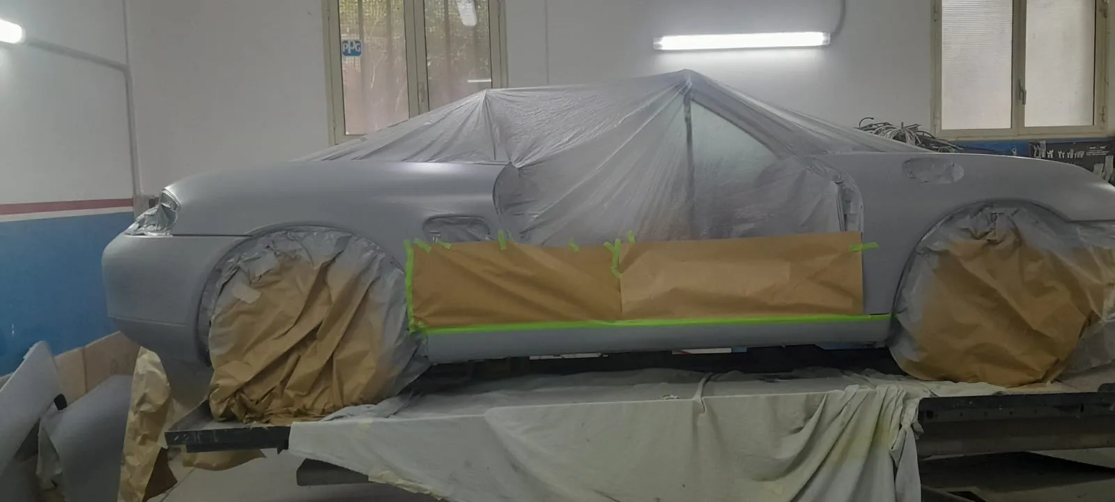 Porsche Boxster in cabina di verniciatura con base grigio argento