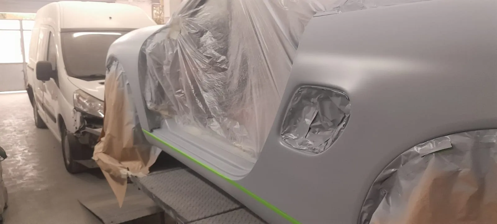 Dettaglio fiancata Porsche Boxster durante la verniciatura a forno