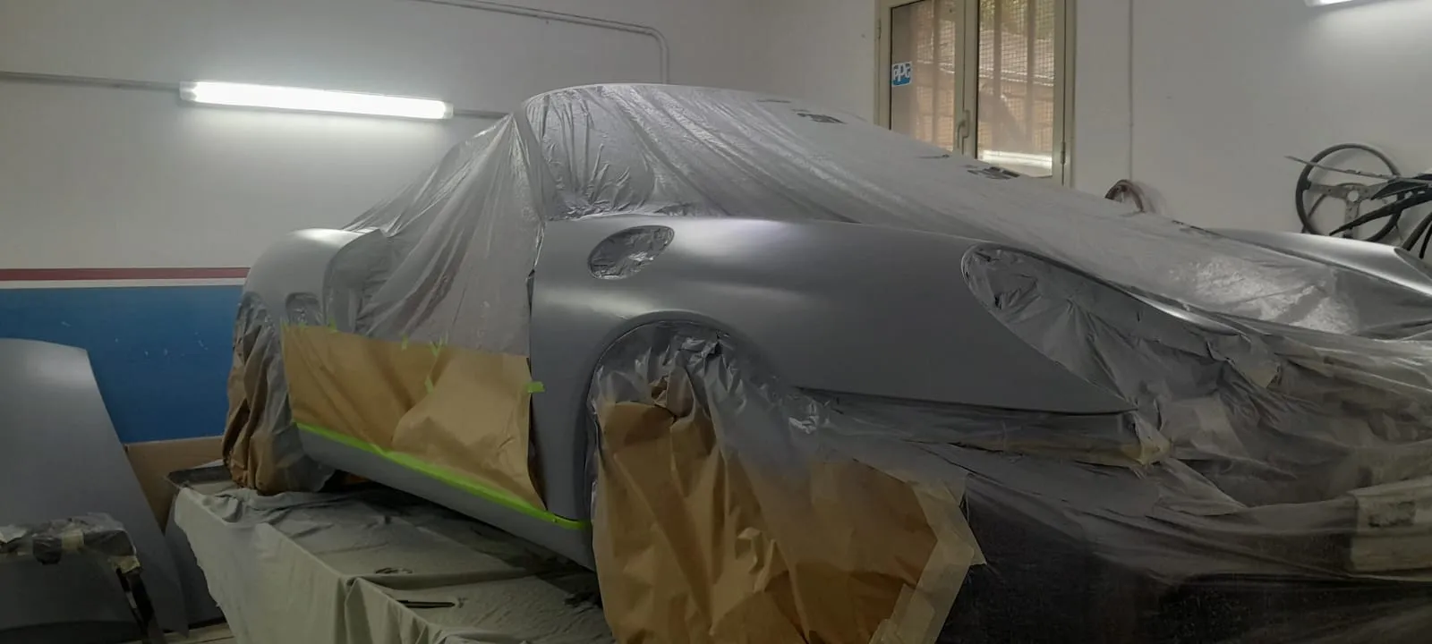 Porsche Boxster in cabina di verniciatura, vista posteriore